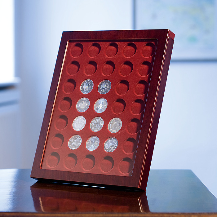 LOUVRE Coin Showcase holding 35x $20/$25 for $20/$25 Series